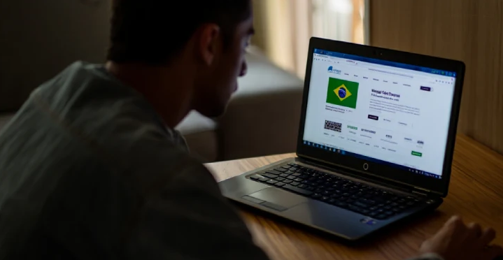 Ferramentas de IA alimentam golpe de phishing brasileiro enquanto o trojan Efimer rouba criptomoedas de 5000 vítimas